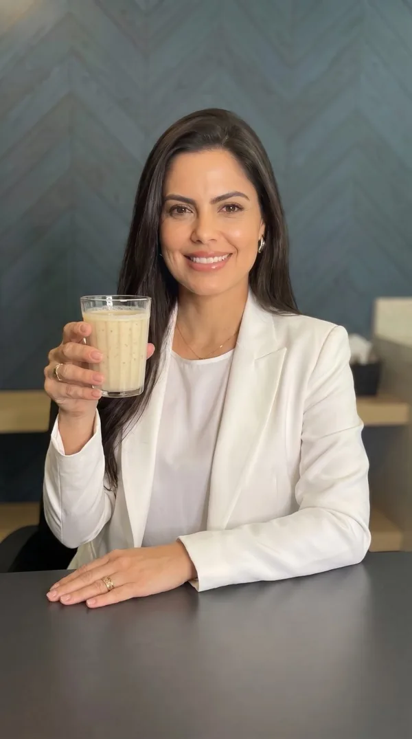 Apresentadora segurando um copo